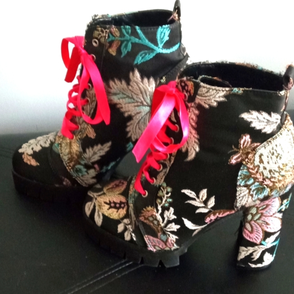 Trendy Black Boots with beautiful Design